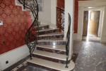 Мраморная лестница Крема Марфил, Россо Леванто